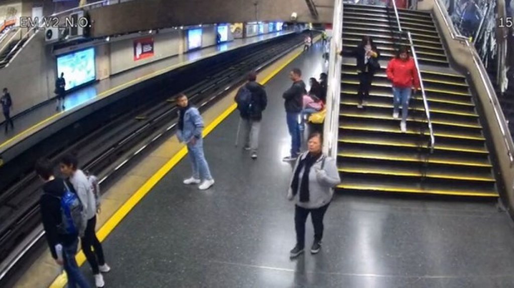  Video del momento en ue hombre se lanza a las vías del Metro de Santiago de Chile 