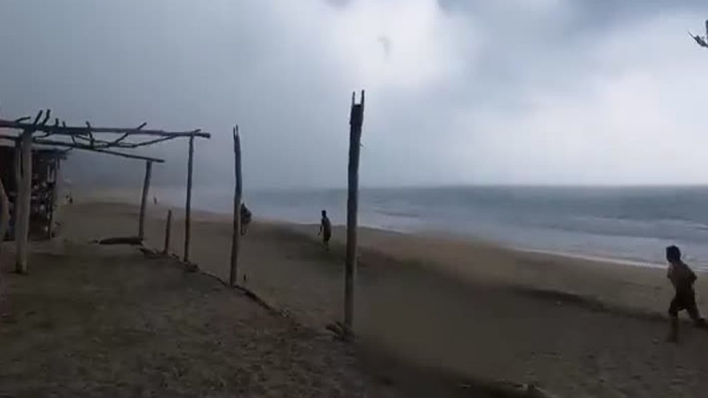  VIDEO: Dos personas murieron tras ser alcanzadas por un rayo en playa de Michoacán 