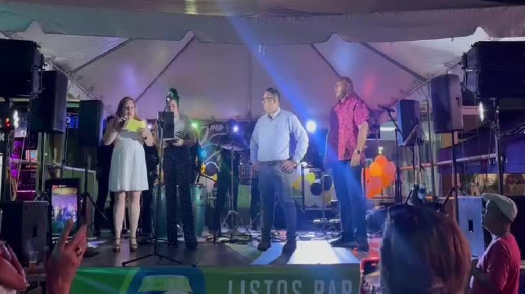  Video: comerciantes de Santurce reconocen a policías Municipales por su labor en la Placita 