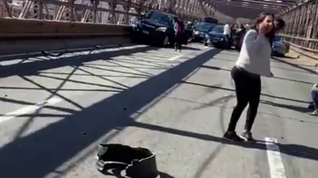  Cámara captan el accidente con múltiples vehículos en puente de Brooklyn en NY 