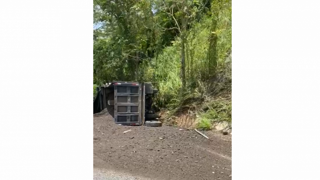  Video: Camión volcado en Adjuntas 