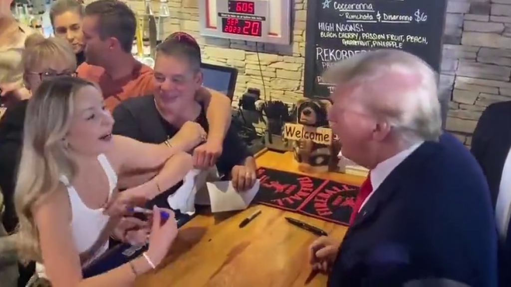  Video: Donald Trump firma camiseta y brazo de joven seguidora en Iowa 