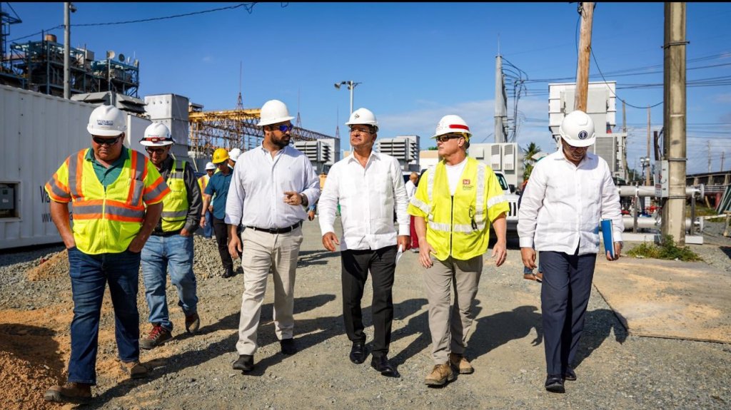  Gobernador visita Palo Seco para observar instalación de mega generadores 