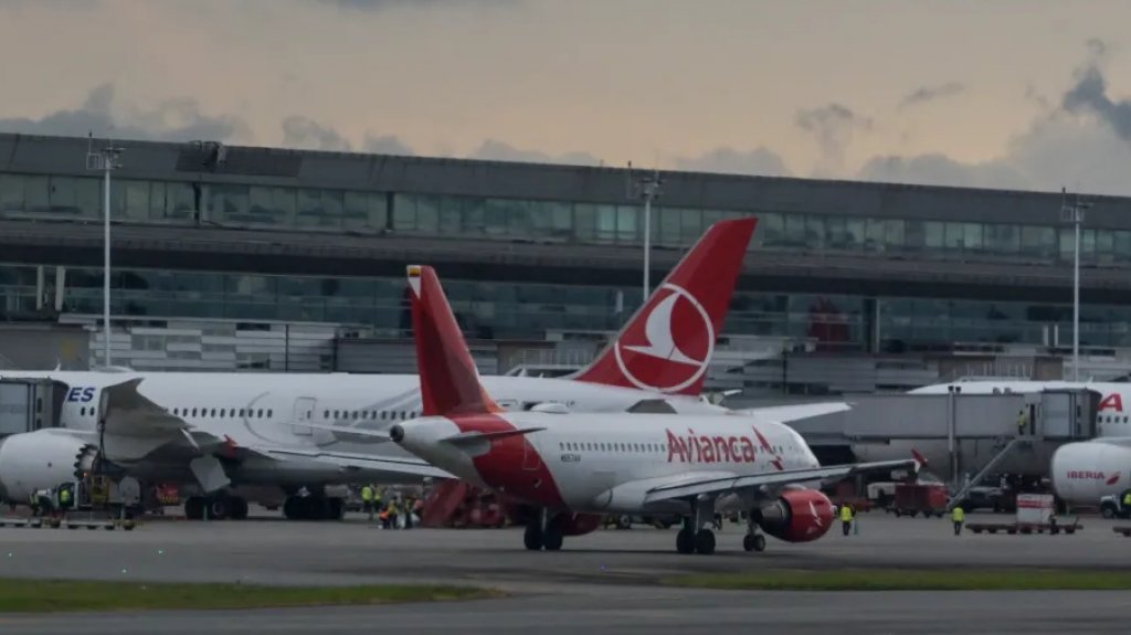  VIDEO: Pasajero intentó abrir la puerta de un avión en pleno vuelo de Colombia a México 