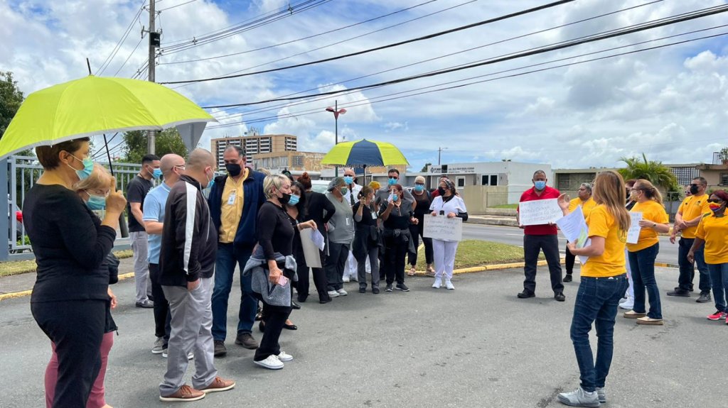  Empleados del Fondo en Caguas denuncian amedrentamientos y amenazas y protestan frente a oficina regional de Caguas 