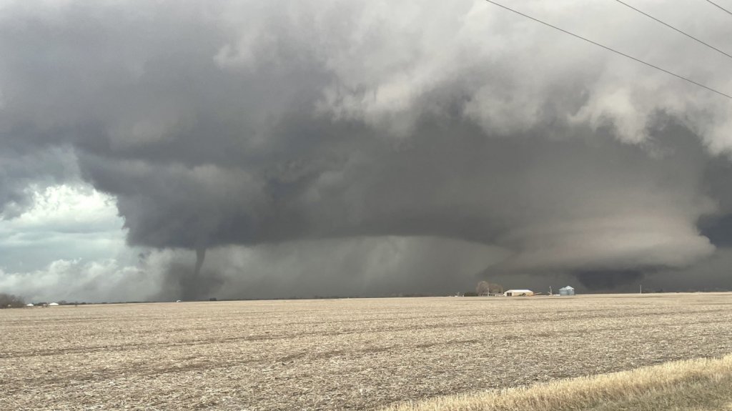  Video:Cazadores de tormenta captan dos tornados simultáneos en EE.UU. 