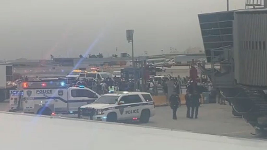  Video:Incendio en el Aeropuerto JFK Causa Nueve Heridos y Decenas de Vuelos Cancelados o Retrasados 