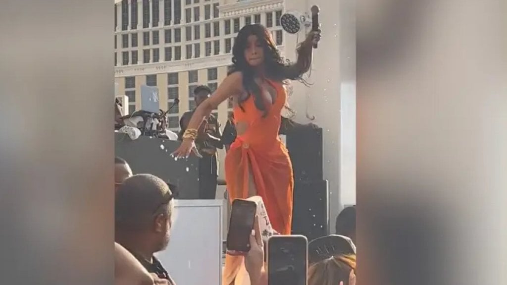  Video: Cardi B le tira con el micrófono a una persona que le tiró agua, durante show en club de Las Vegas 