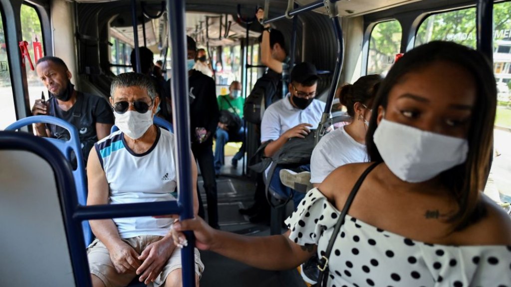  Colombia impone de nuevo el uso de mascarillas en espacios abiertos 