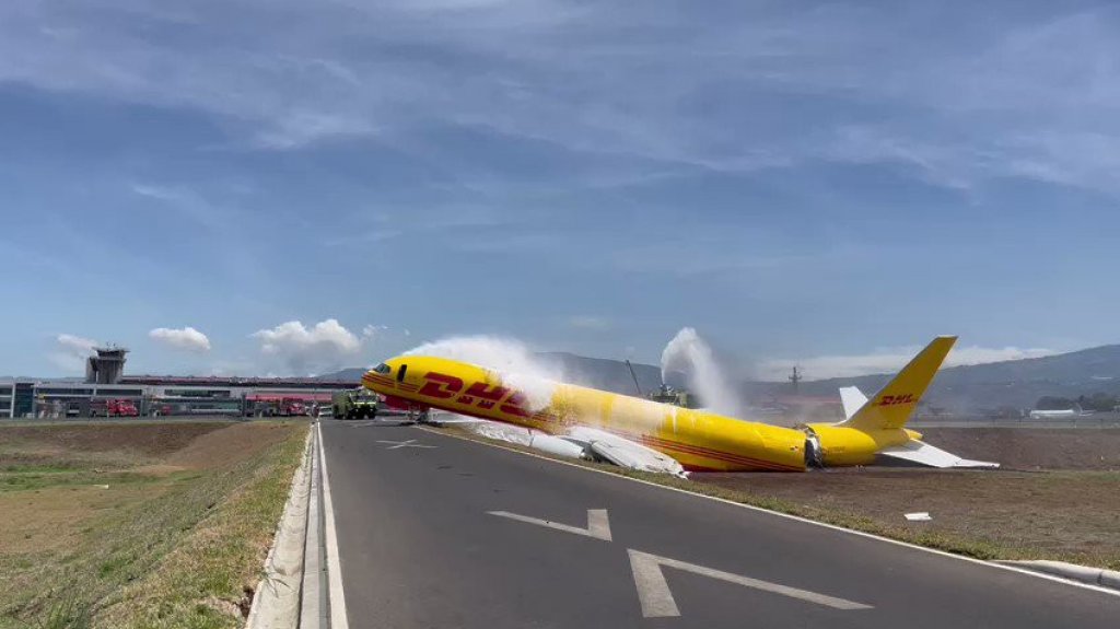  Video del momento en que avión de DHL se parte en dos luego de aterrizaje de emergencia en Costa Rica 