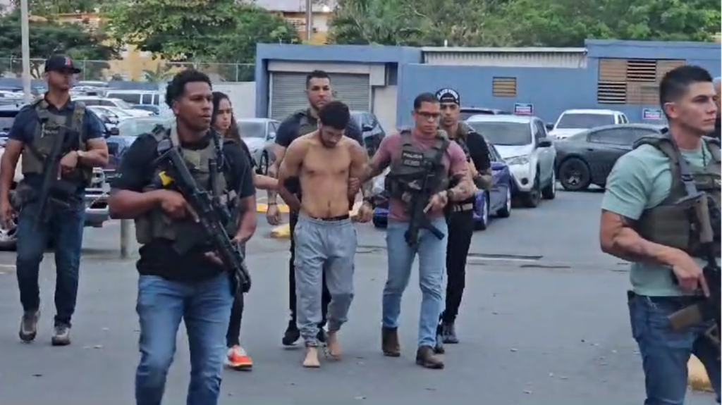  En video policía captura a tipo que salió corriendo esnú de motel en Caguas 
