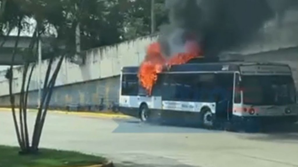  Video:Incendio de Guagua Cerca de Estación del Tren Urbano en Santurce 