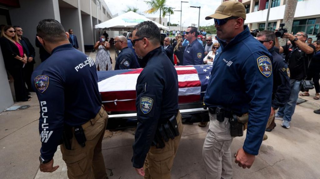  Video: Rinden homenaje en funeral a Policía asesinado en Carolina 