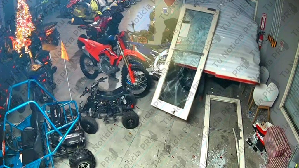  En video momento que “Cacos” usan un carro robado para entrar al Showroom de Power Sports en Hatillo 
