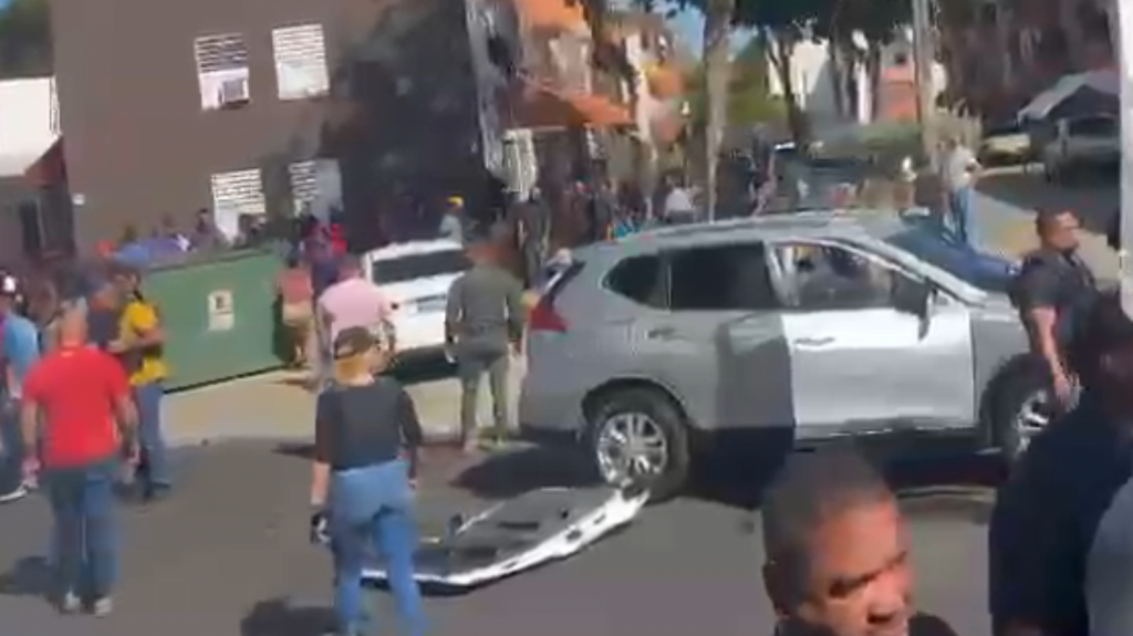  Video del motín que se formó en Llorens luego que policías le dieran un tiro a uno que atropello a dos agentes 