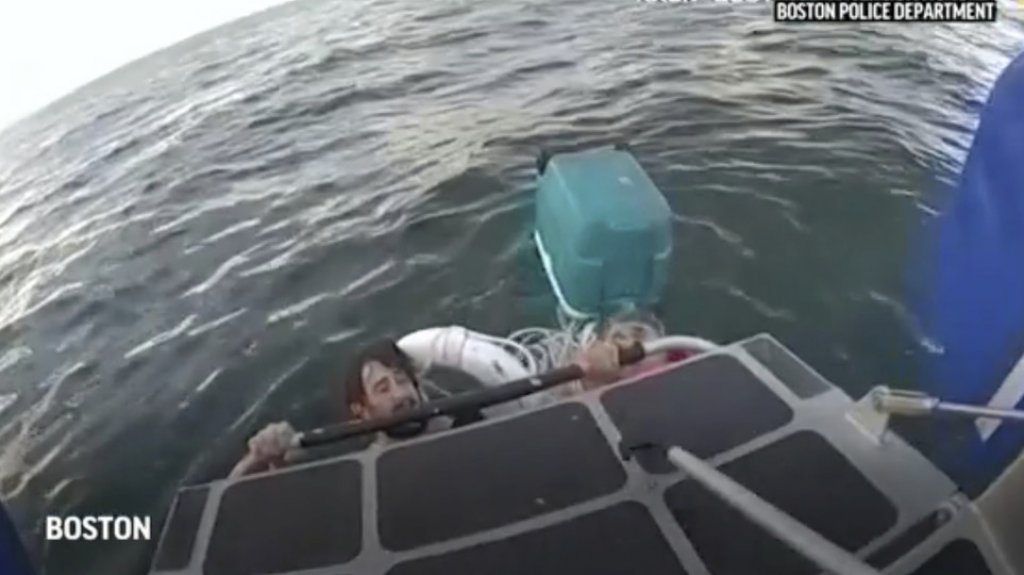  VIDEO: Rescatan a dos hombres aferrados a una hielera en el mar 
