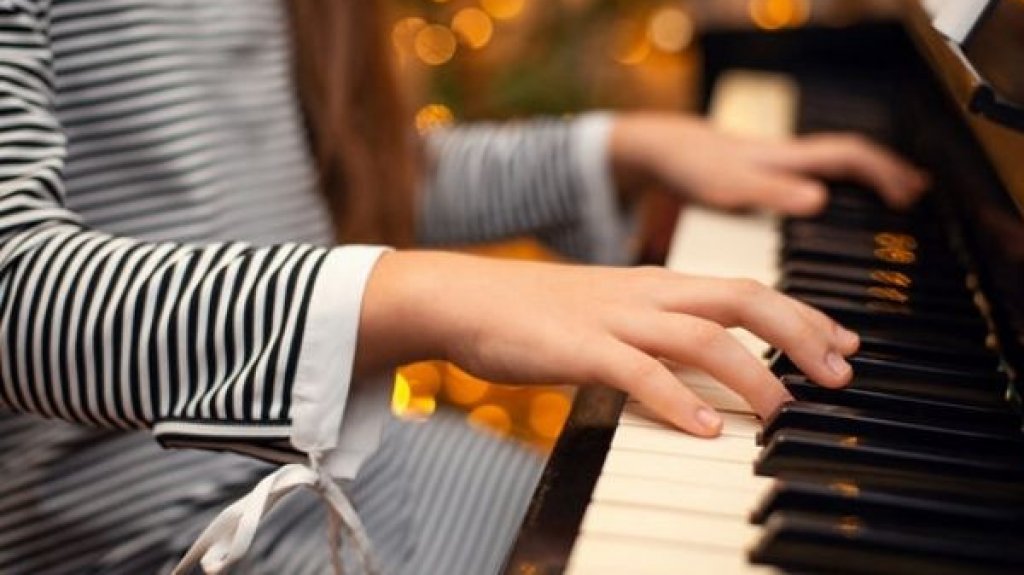  Mata a su hija de 8 años a golpes por no aprender a tocar el piano 