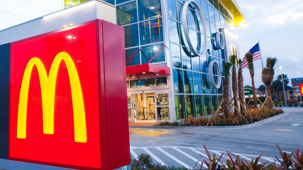  Juez culpa a McDonald's por quemaduras de una niña al comer nuggets 