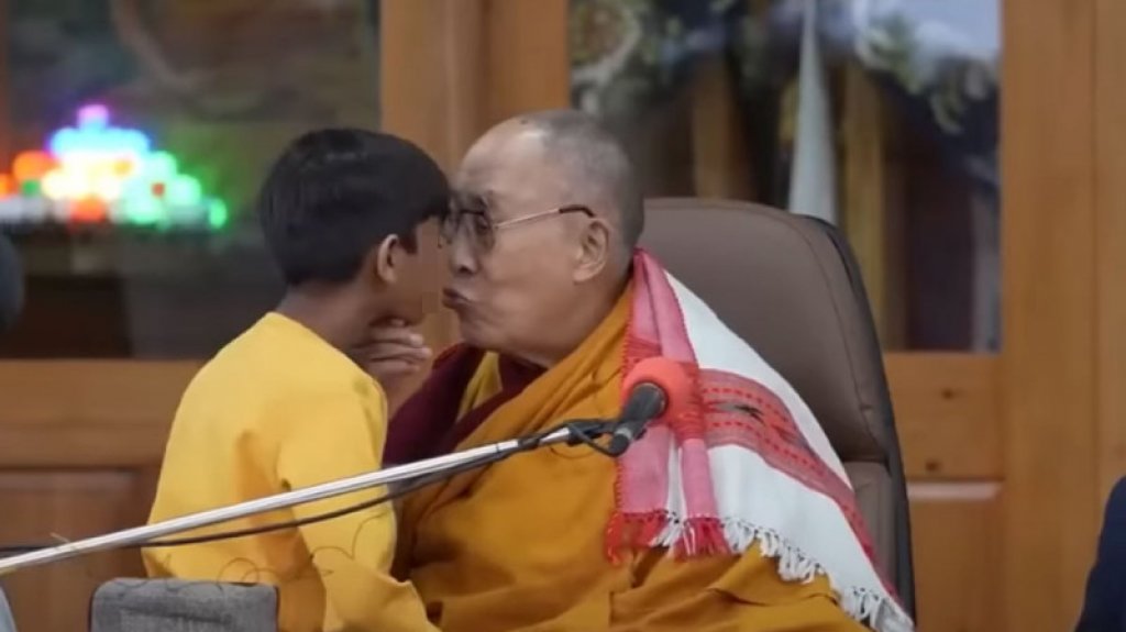  Video: Dalai Lama besa a niño en la boca, pide le “chupe“ la lengua y desata polémica 