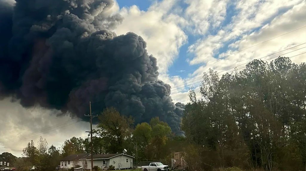  Video:Incendio en planta química de Shepherd, Texas, desencadena evacuaciones y cierre de carreteras 