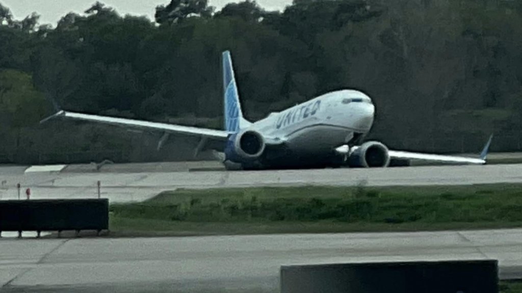  Video: Se le cae la rueda del tren delantero a un avión de United Airlinesmientras aterrizaba 
