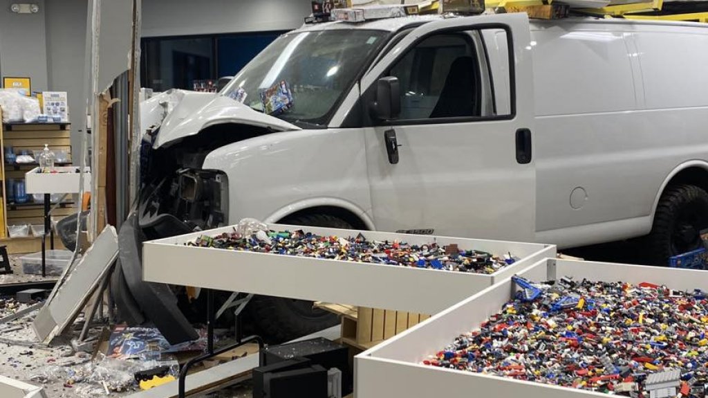  Video: Una Van choca contra una tienda de Lego en Michigan 