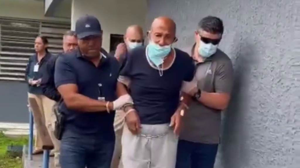 Video: Momentos en que trasportan a sospechoso de doble asesinato en Yabucoa a enfrenta cargos en el tribunal 