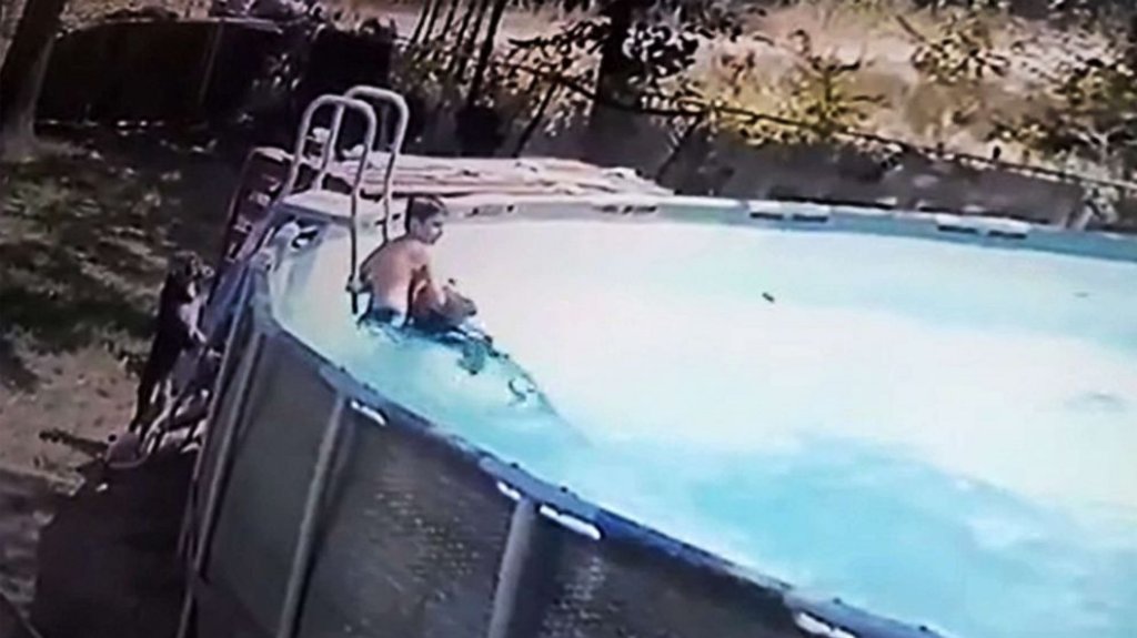  VIDEO: Niño de 10 años salva a su madre de ahogarse cuando sufría convulsiones en piscina 