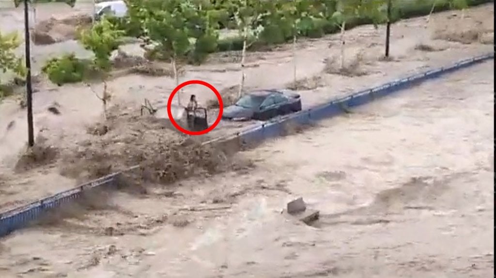  Video: Repentina tormenta en España deja a conductores atrapados en sus autos 