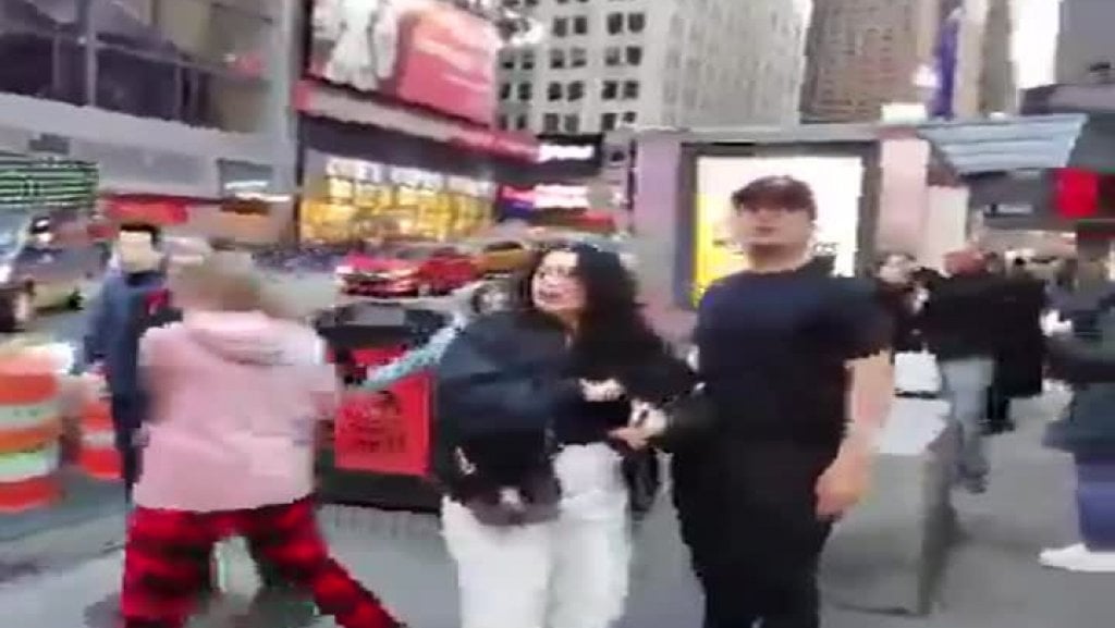  Video: Momento en que ciudadano en Times Square corren por explosión de alcantarillas 