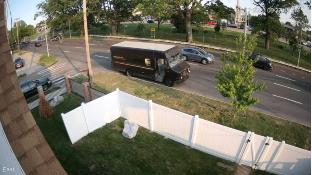  Cámara capta momento en que conductor choca fatalmente vehículo de UPS 