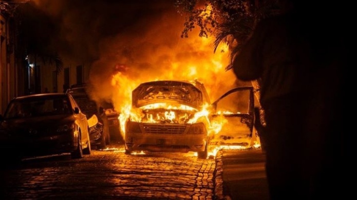 Tres autos en fuego luego que taxi se incendiara en Viejo San Juan