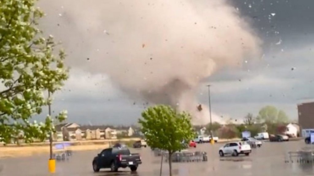  Tornado arrasa en Kansas 