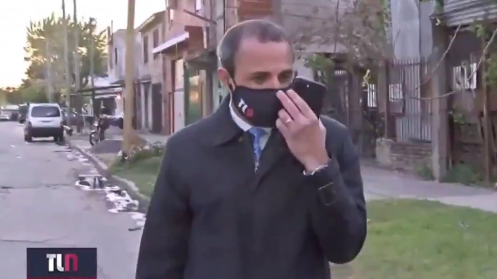 VIDEO Le roban en vivo el celular a un periodista argentino mientras hacía un informe televisivo
