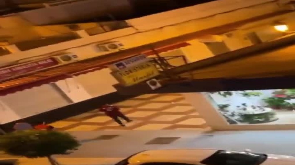  Video: Cámaras captan violento ataque a una mujer en plena calle 