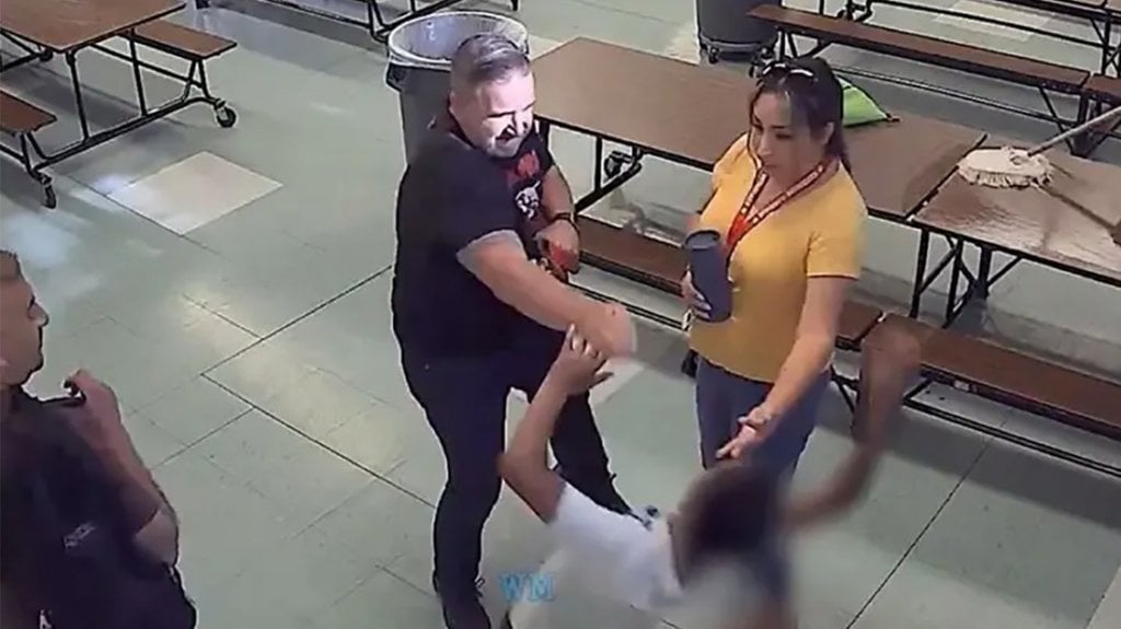  VIDEO: El director de una escuela en EE.UU. derriba de un fuerte empujón a un alumno con necesidades especiales 