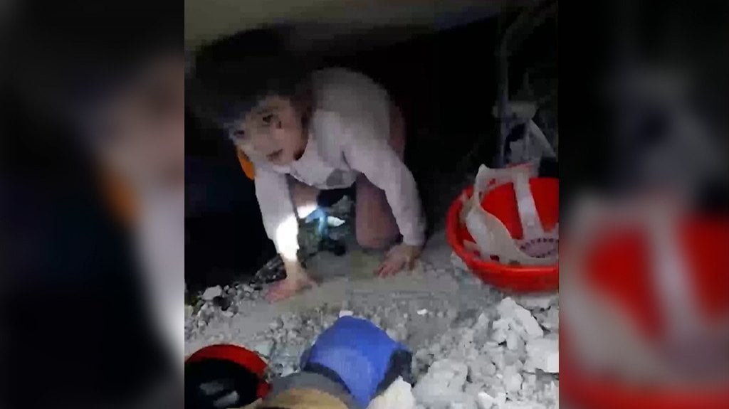  VIDEO: Una niña sale de entre los escombros tras el fuerte terremoto en Turquía 