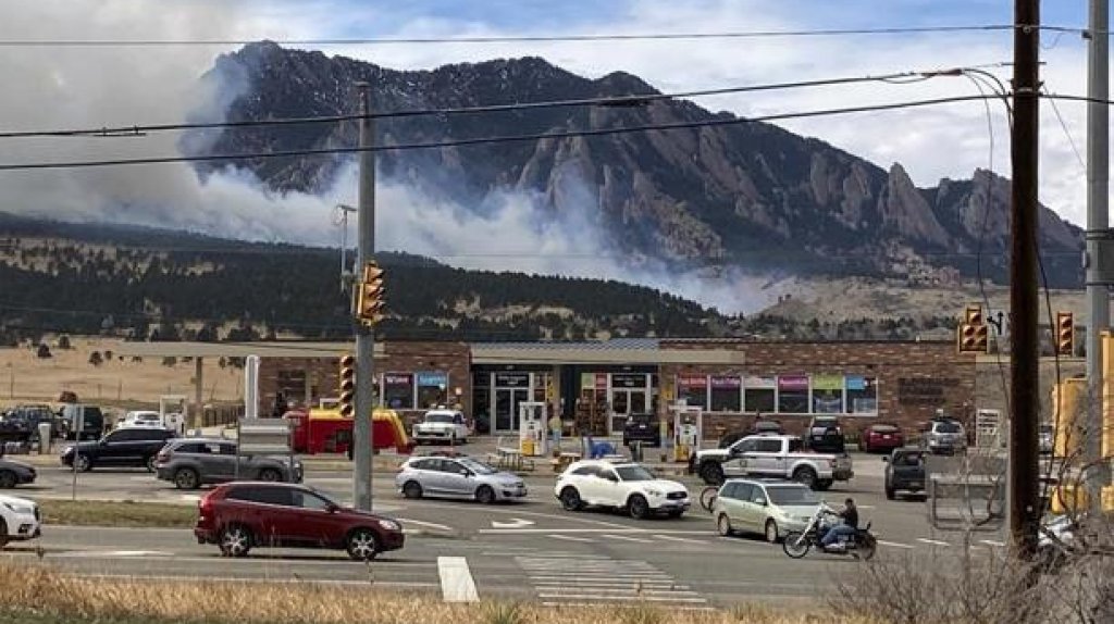 Incendio en Colorado obliga evacuación de 19,000 personas 