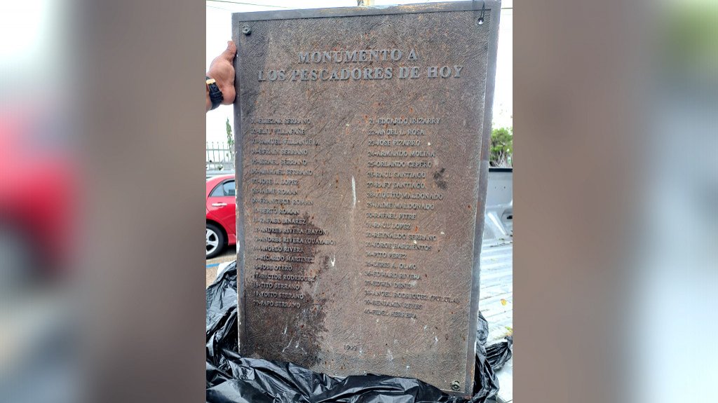  Policía recupera placa de bronce hurtada del Monumento a Los Pescadores de Arecibo 