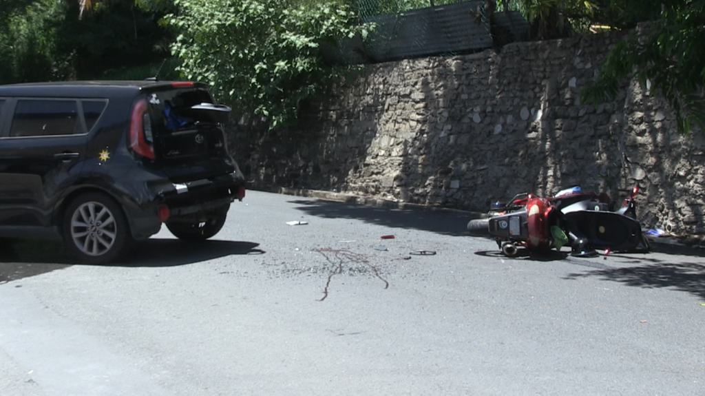  Video: Conductor de motora herido al chocar con un auto en Caimito 