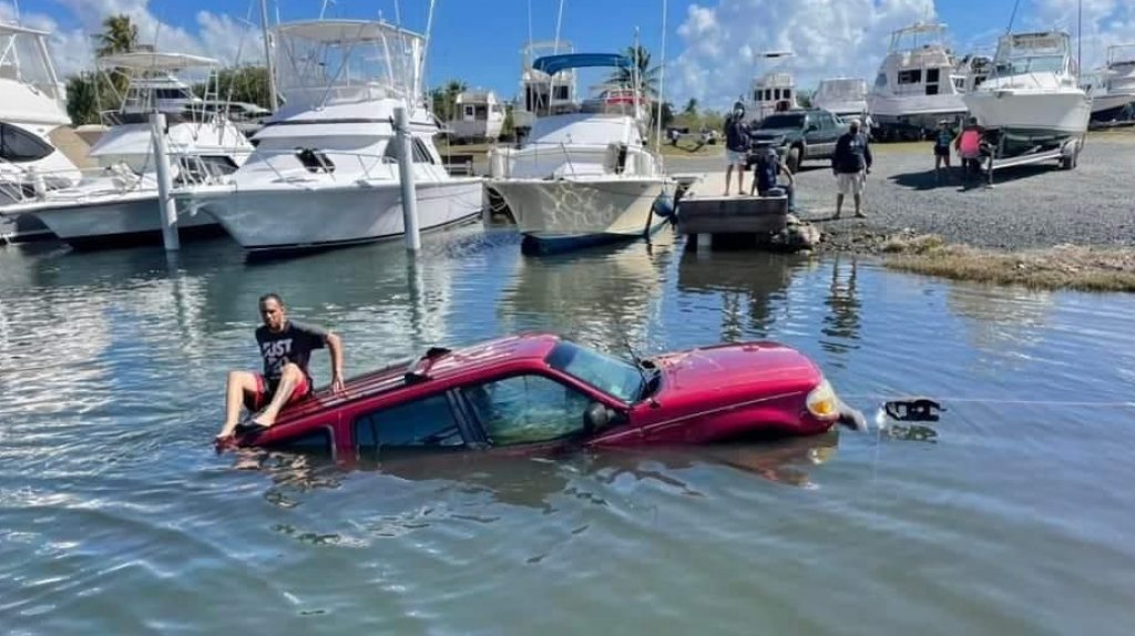  Video: “Se les daña” el domingo de bote, otro carro que se va al agua en las rampas de PR 