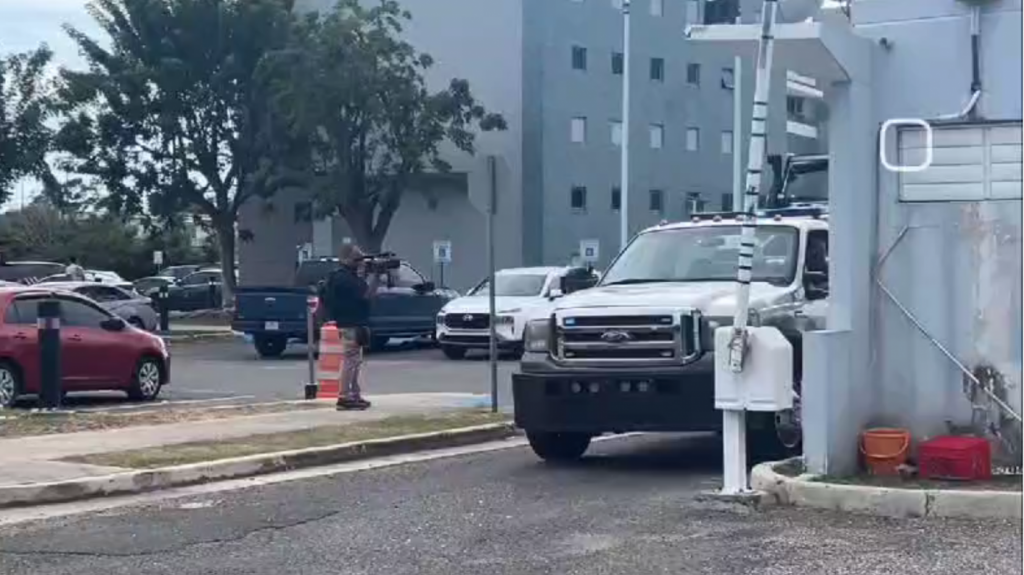  Video: Momento en que ocupan vehículo de guardia penal sospecho de matar una mujer anoche en Ponce 