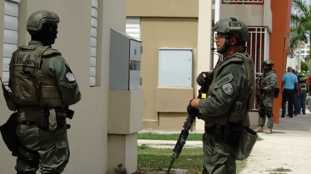  La Policía arresta a individuo armado que se atrincheró en un apartamento en residencial de Hato Rey 