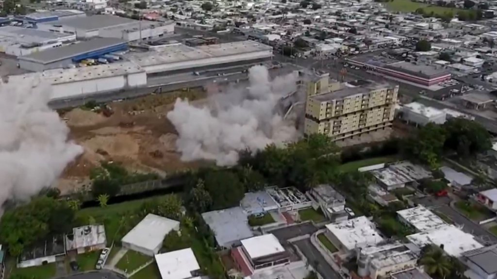  VIDEO:Implosionan el antiguo Residencial Torres de Sabana en Carolina 