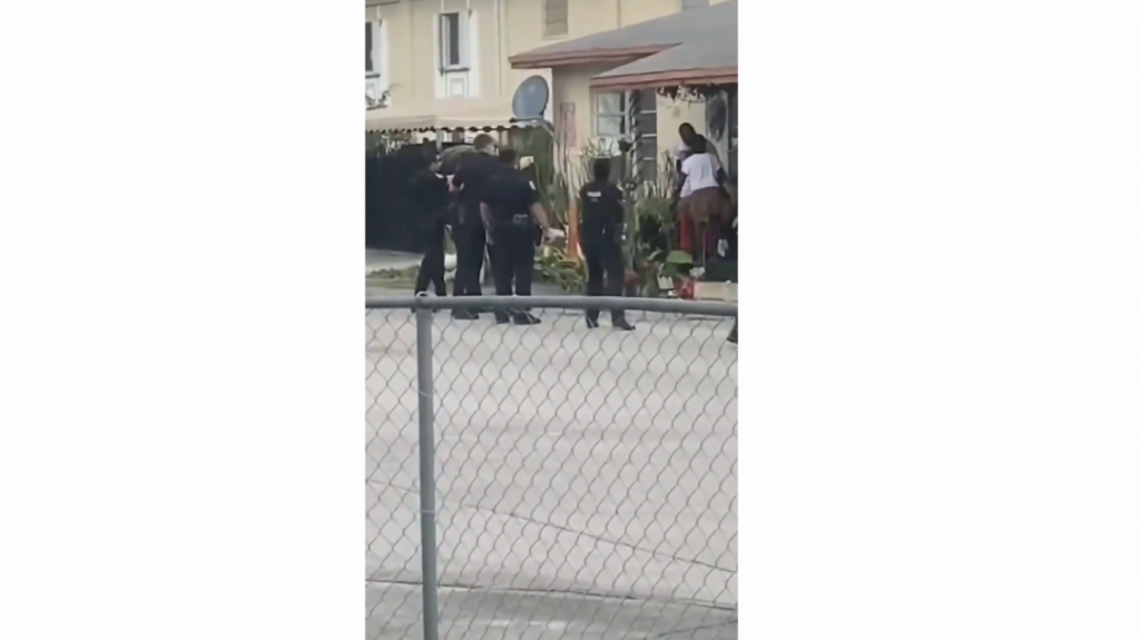  Video: Momento en que policías en Miami disparan contra hombre armado de un cuchillo 