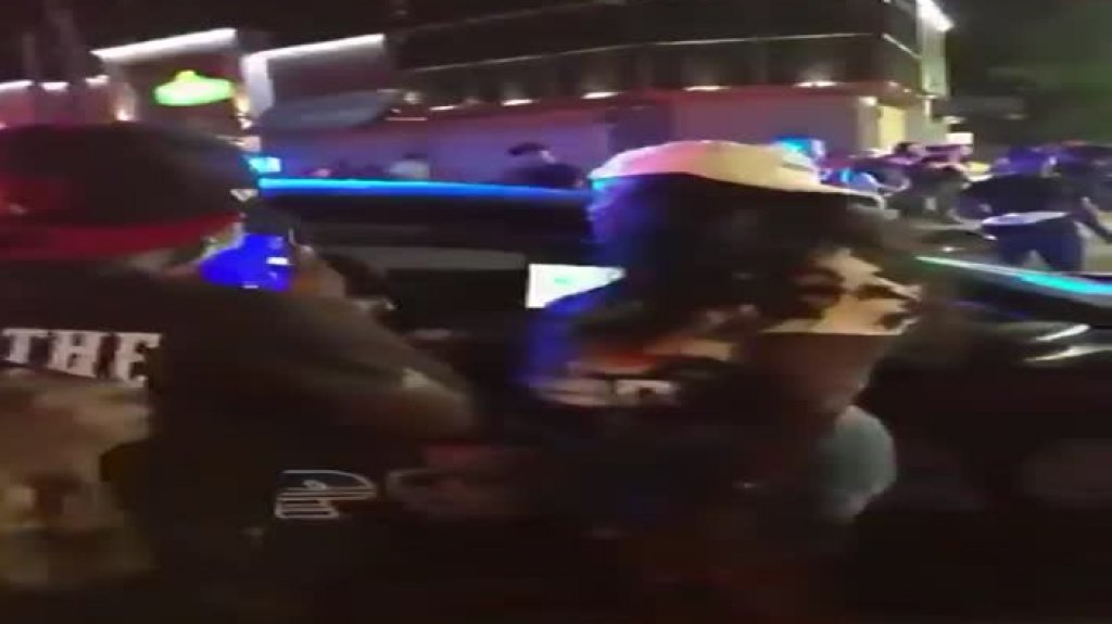  Video: Policía de Atlanta responde a un tiroteo, pero la multitud obliga a uno de los agentes a irse simplemente porque es blanco 