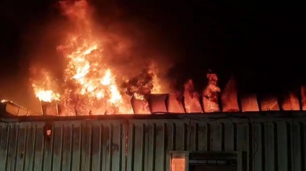  Video del violento incendio esta noche en almacenes de Toa Baja 