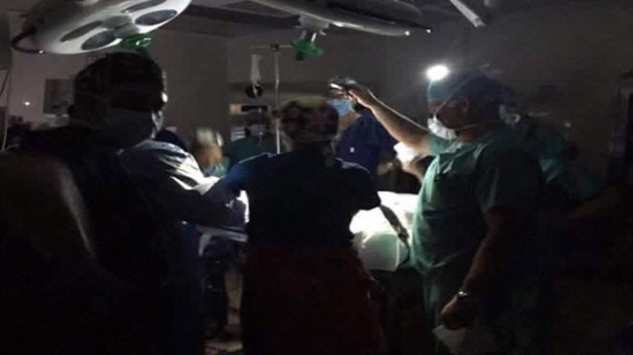 Publican foto de médicos en el Centro Medico operando con linternas en el momento del Apagón