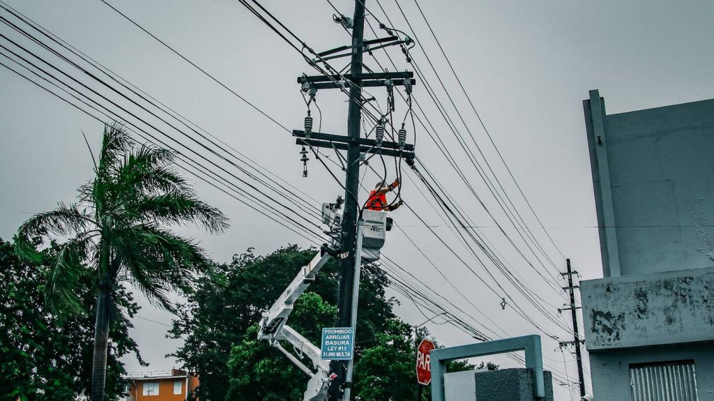  Alcalde de Caguas contrata brigadas para apoyar en el restablecimiento del servicio eléctrico 