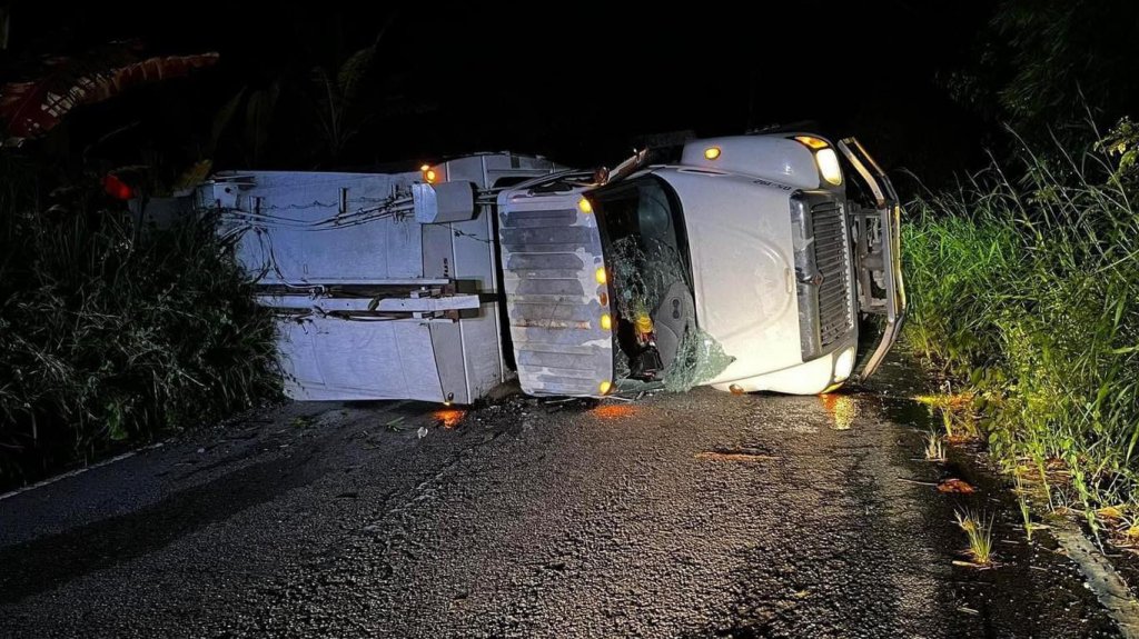  Accidente con camión volcado en Lares 